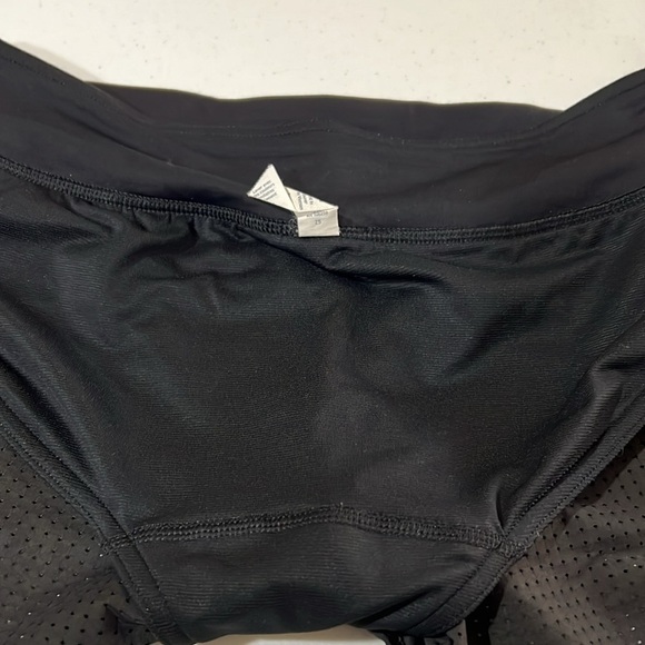 Lululemon athletica running shorts black mesh size 4 ca35801 RN 106259 - Picture 6 of 9